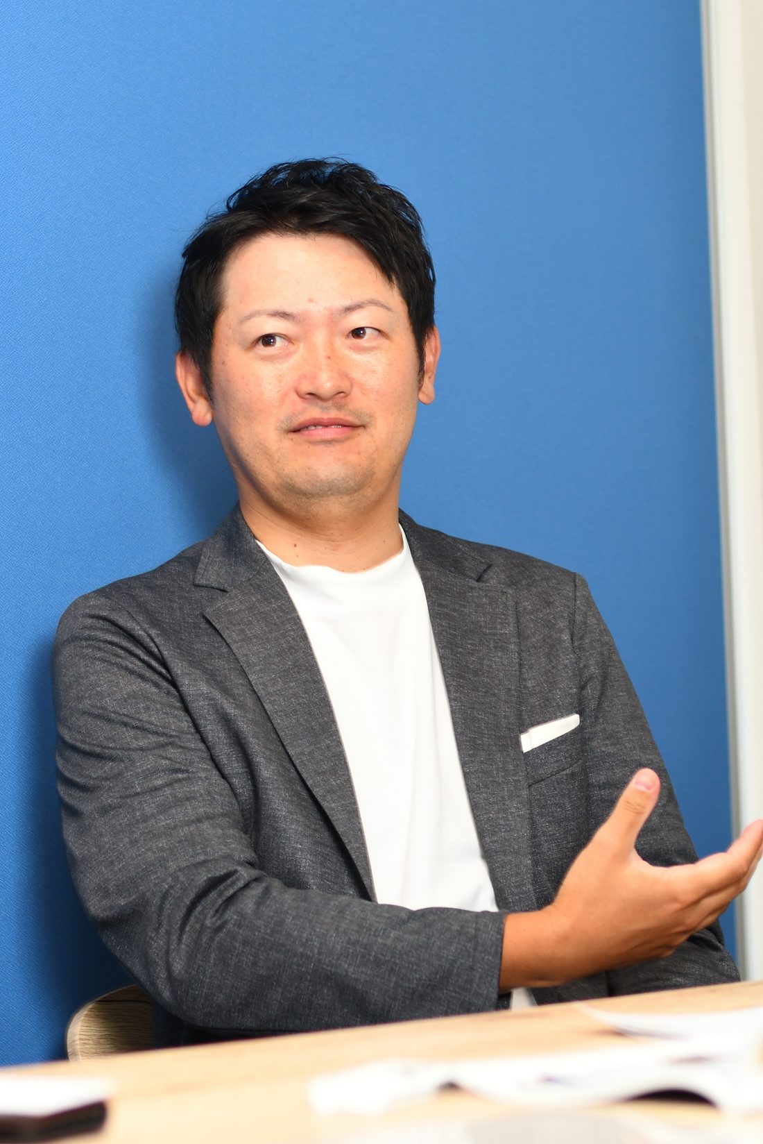 資金調達の相談に応じるエムスリー社会保険労務士事務所のコンサルタント